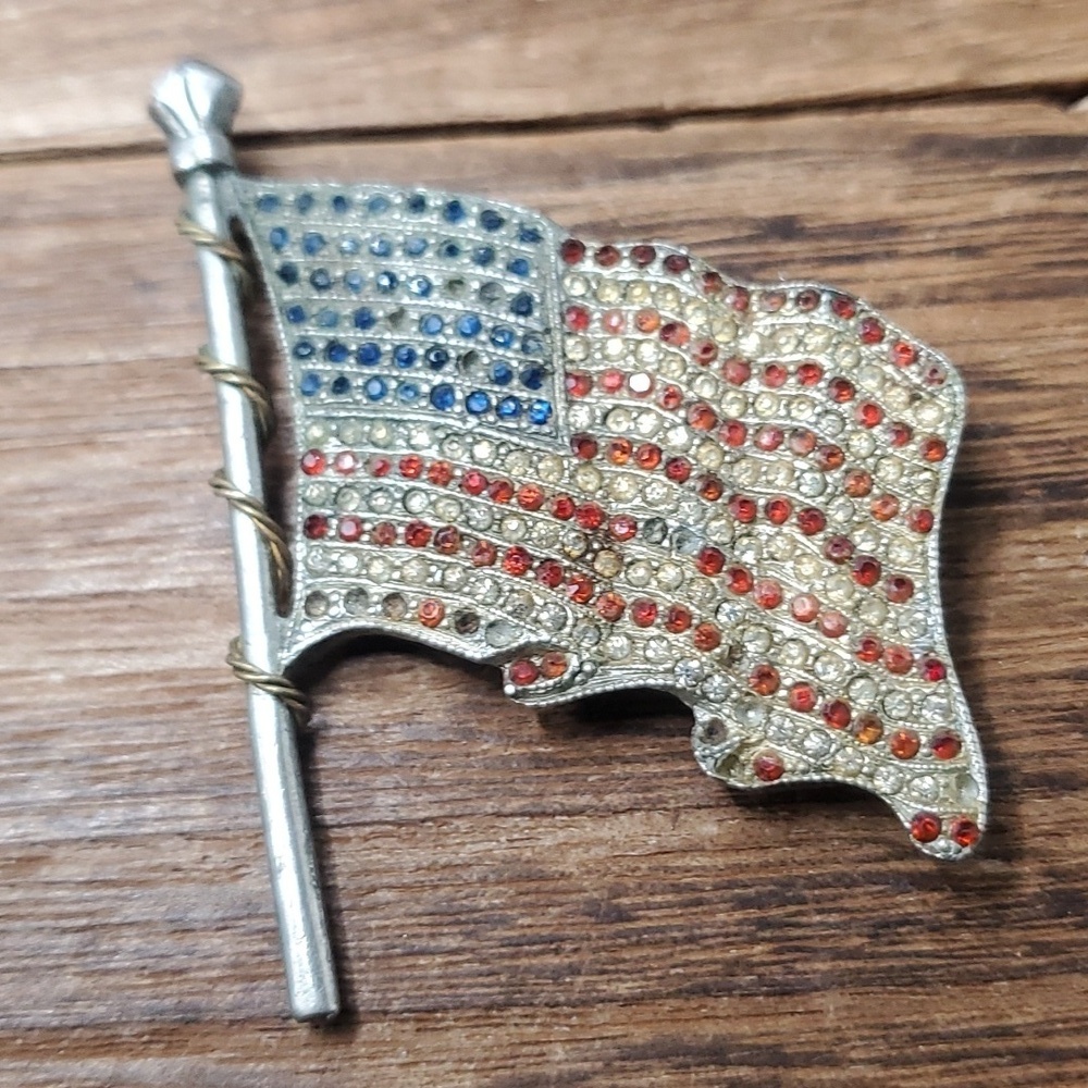 B822 vintage flag brooch